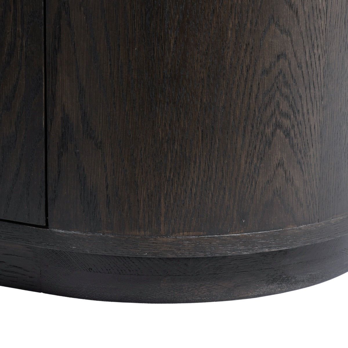 Close-up van de afgeronde voet van het dressoir Novero espresso