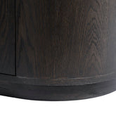 Close-up van de afgeronde voet van het dressoir Novero espresso