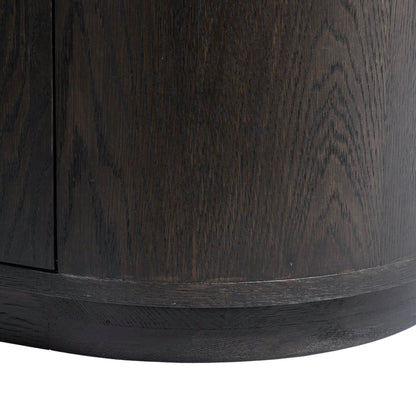 Close-up van de afgeronde voet van het dressoir Novero espresso
