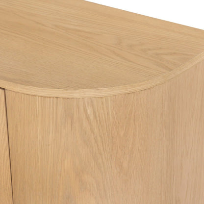 Detail van het eikenhout fineer van het dressoir Novero naturel