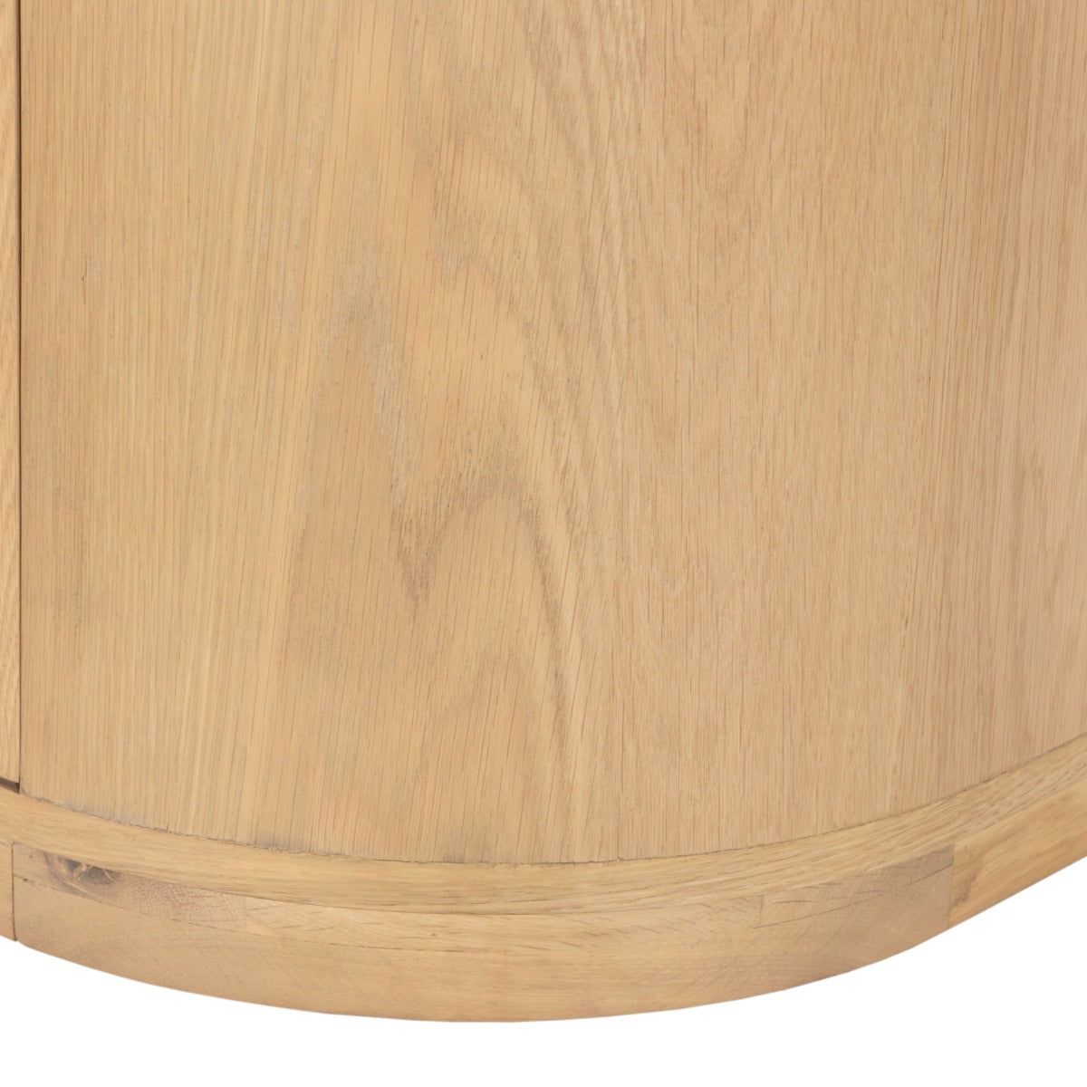 Close-up van de afgeronde voet van het dressoir Novero naturel