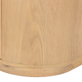 Close-up van de afgeronde voet van het dressoir Novero naturel