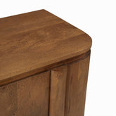 Detail van de afgeronde hoek en het mangohout van het dressoir Salano pecan