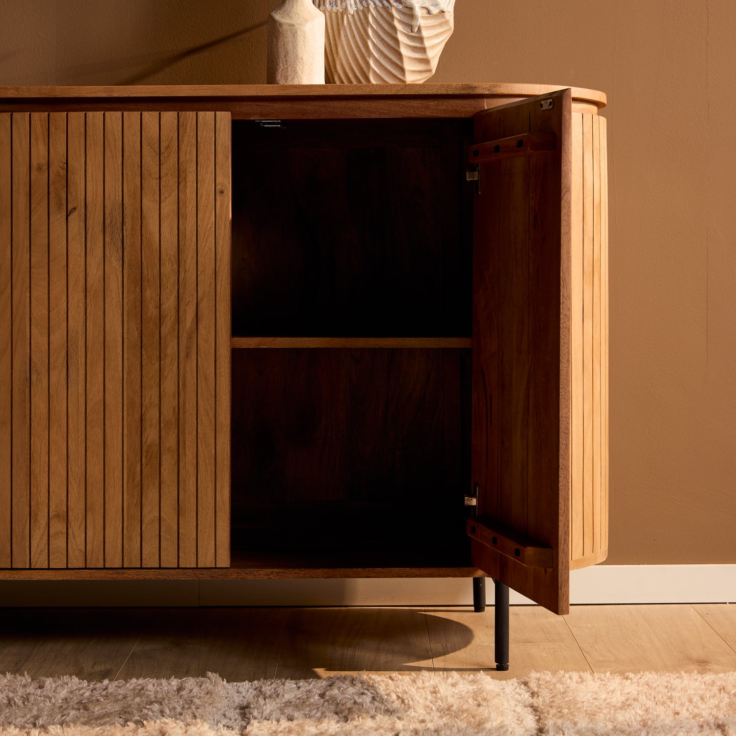 Het metalen onderstel tilt het Solana dressoir van Starfurn net van de vloer