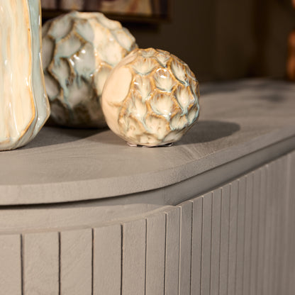 Detail van het lattenpatroon op het taupe dressoir Solana met decoratieve bollen
