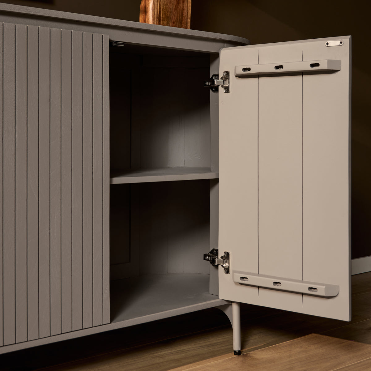 Dressoir Solana taupe met twee geopende deuren in een woonkamer
