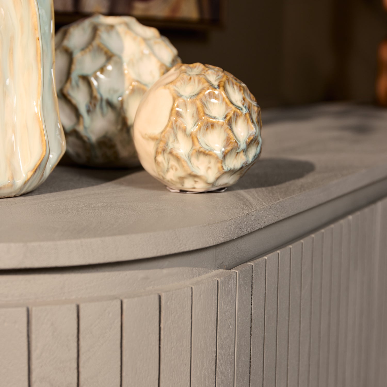 Dressoir Solana van Starfurn, doorlopend verticaal lattenpatroon over de voorkant