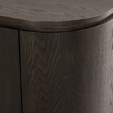 Detail van de bovenrand en de gebogen zijkant van het espresso Tobago dressoir