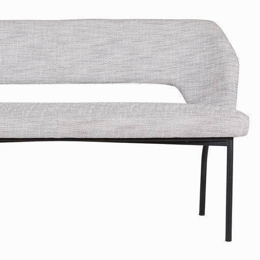 Eetkamerbank Bloom van MUST Living aan een houten eettafel in een lichte eetkamer