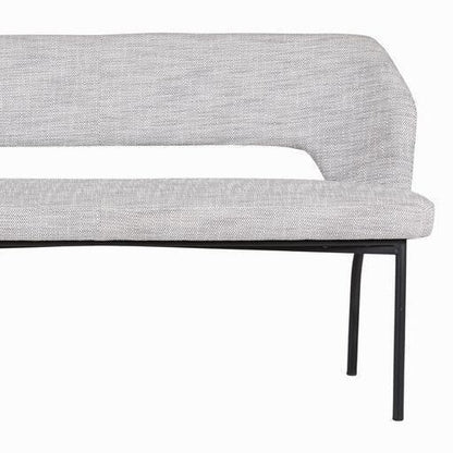 Eetkamerbank Bloom van MUST Living aan een houten eettafel in een lichte eetkamer
