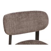 Detail van de gebogen rugleuning van de Bowie eetkamerstoel in taupe Monza stof