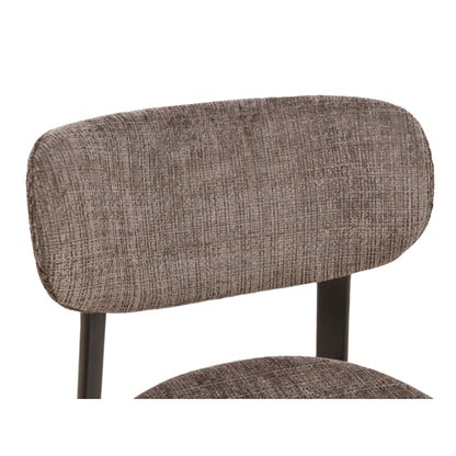 Detail van de gebogen rugleuning van de Bowie eetkamerstoel in taupe Monza stof