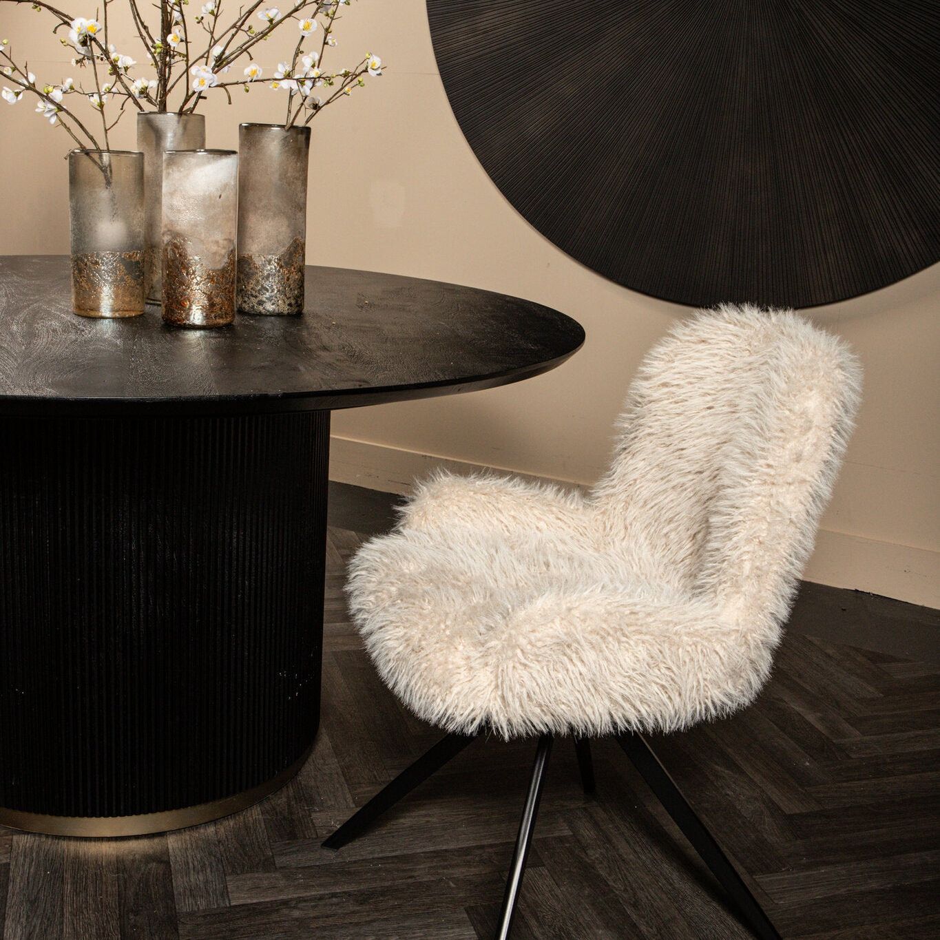 Beige Leander stoelen van PTMD rond een tafel in een eethoek