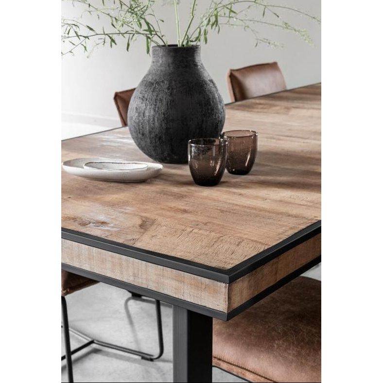 Eetkamertafel Cosmo van DTP Home in een eetkamer met stoelen rondom de tafel