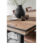 Eetkamertafel Cosmo van DTP Home in een eetkamer met stoelen rondom de tafel