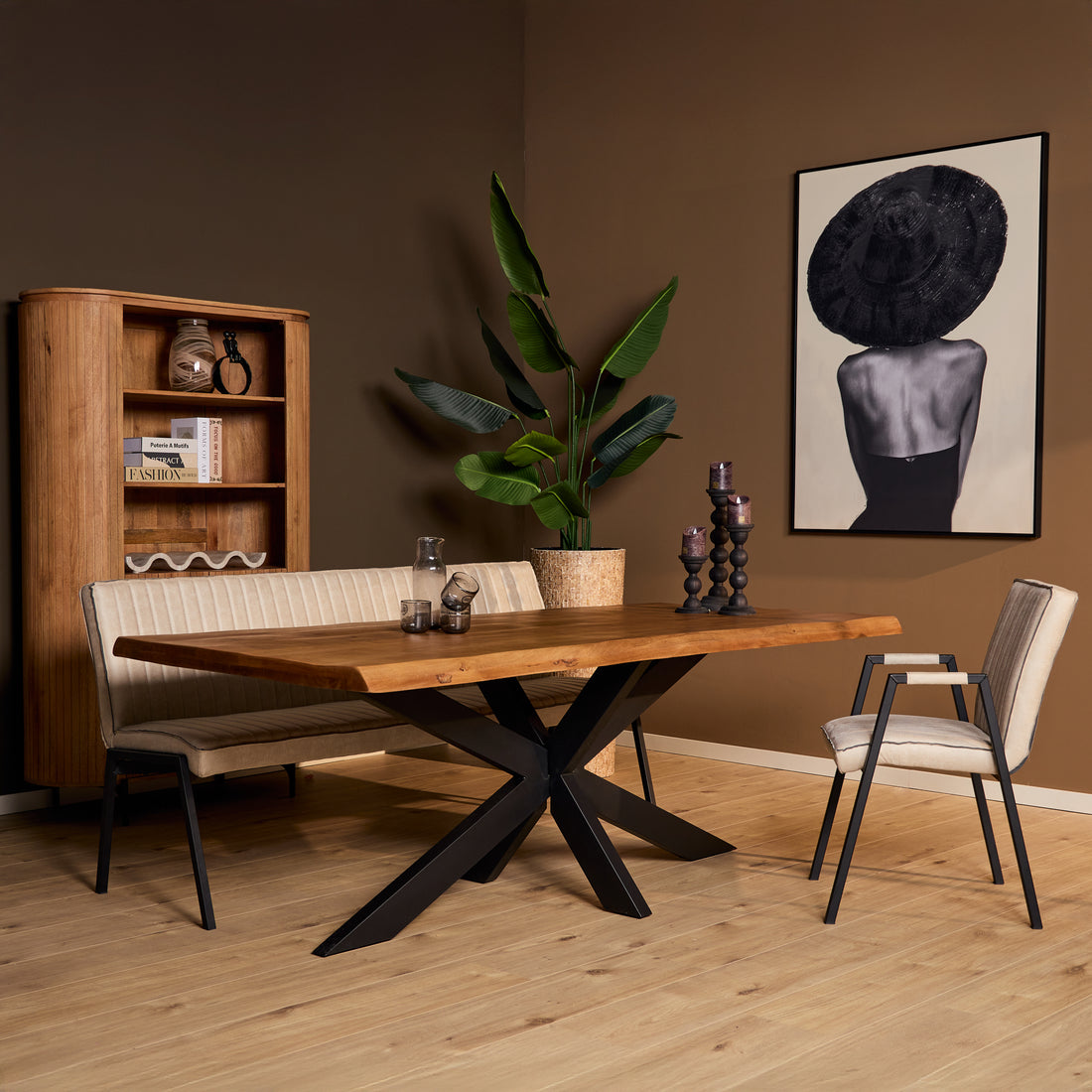 Eettafel Boston Boomstam van Starfurn met stoelen in een warme eetkamer