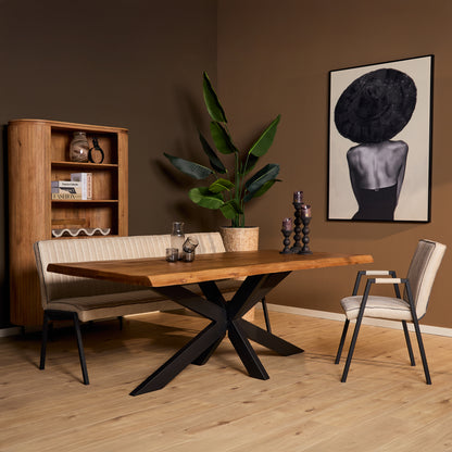 Eettafel Boston Boomstam van Starfurn met stoelen in een warme eetkamer