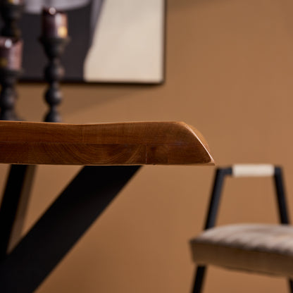 Hoek van eettafel Boston met zicht op rand en metalen poot