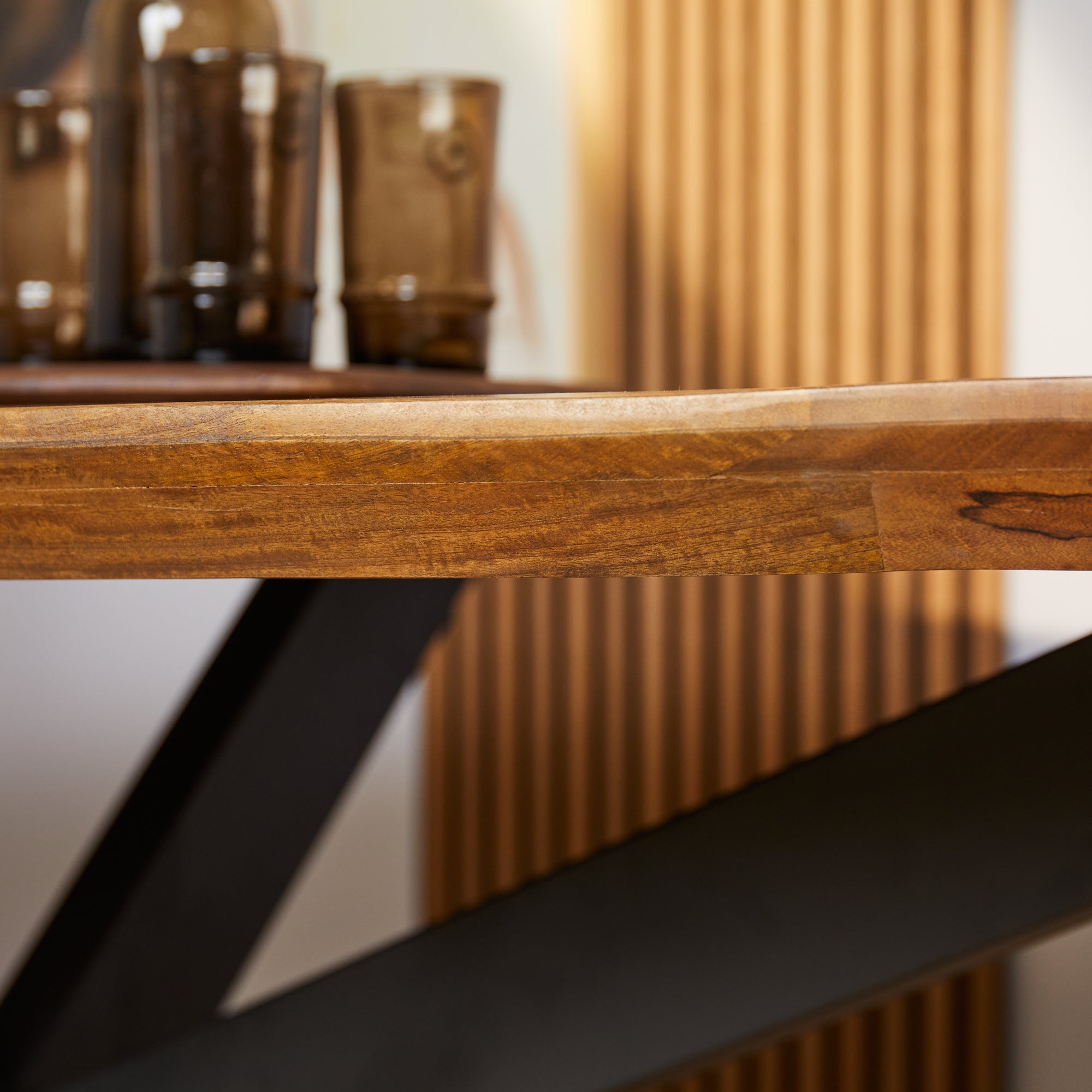 Detail van het opgedikte mangohouten tafelblad van de eettafel Brandy van Starfurn