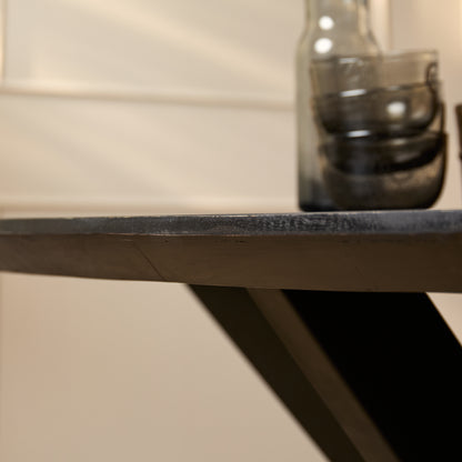 Detail van de licht gezandstraalde zwarte finish van de eettafel Brandy van Starfurn
