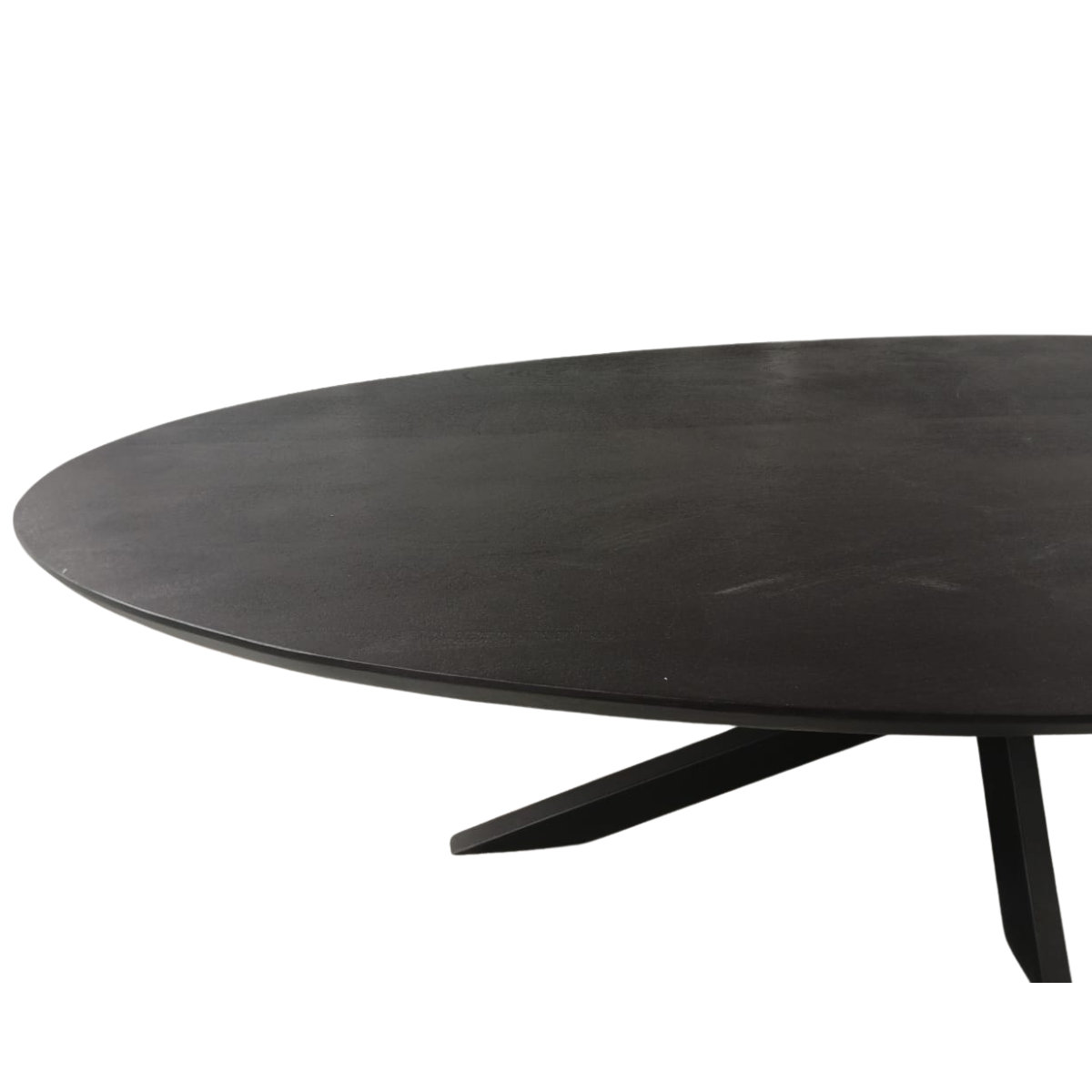 Eettafel Brandy Zwart van Starfurn vanuit een andere hoek, blad van 240 cm