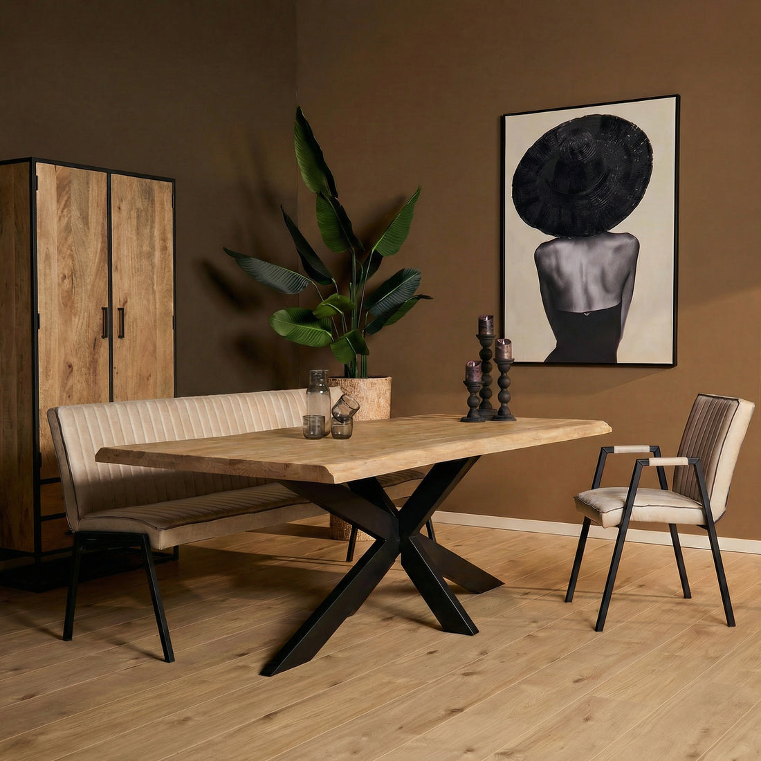 Eettafel Dakota Boomstam 240cm van Starfurn met stoelen in een warme eetkamer