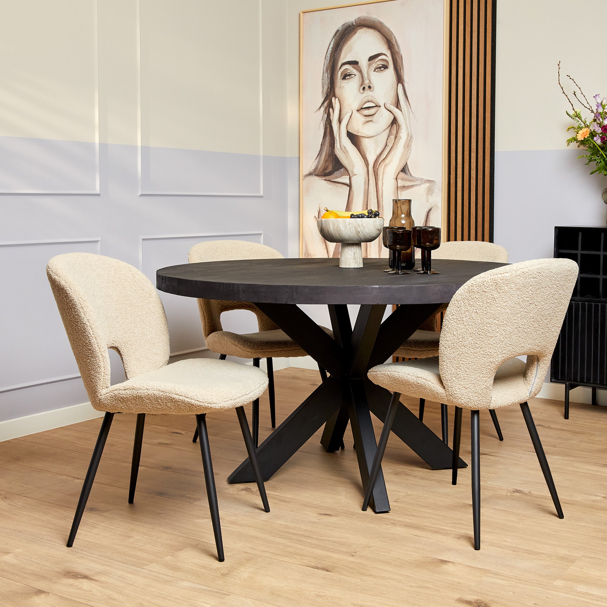 Ronde Denver eettafel Ø140cm van Starfurn in zwart mangohout, gezien vanuit een andere hoek