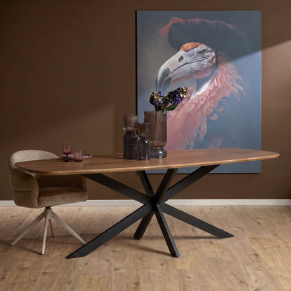 Eettafel Elegance van Starfurn met stoelen in een eetkamer met kunst aan de muur