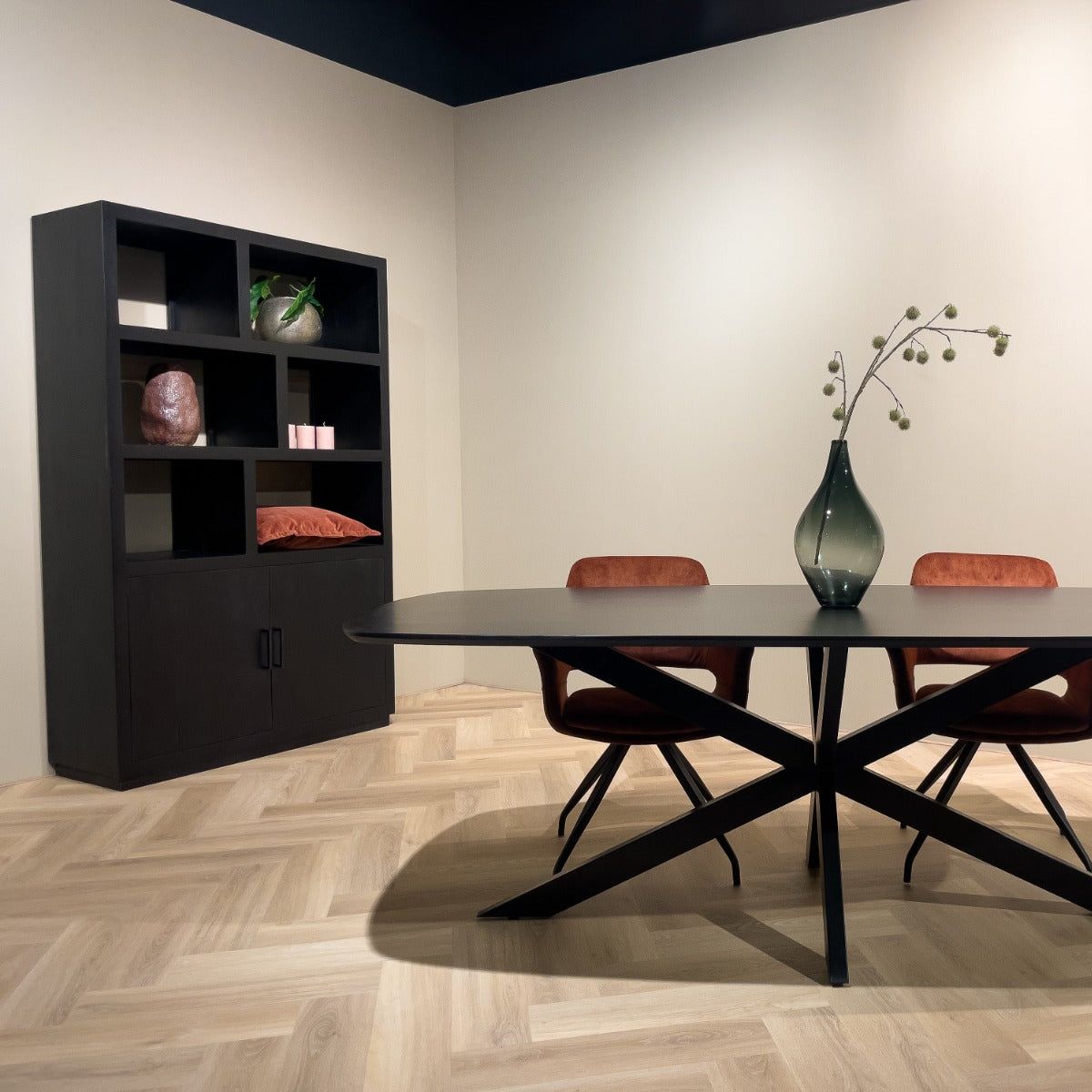 Eettafel Jesper Kala 180cm met eetkamerstoelen aan tafel