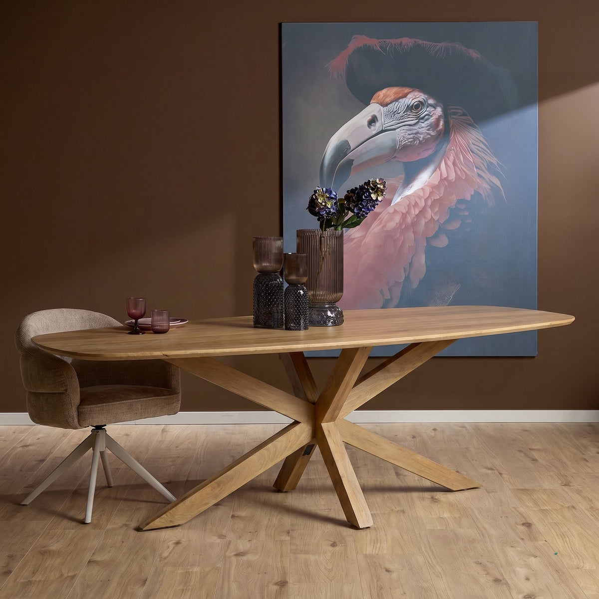 Eettafel Nina Deens Ovaal 210cm van Starfurn in een eetkamer met stoelen en kunst aan de wand