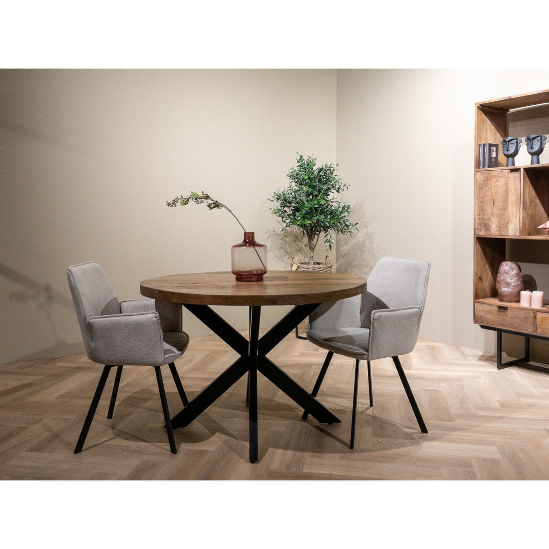 Rocky eettafel Pecan van Livingfurn, afmetingen Ø150cm x H76cm