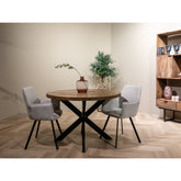 Rocky eettafel Pecan van Livingfurn, afmetingen Ø150cm x H76cm