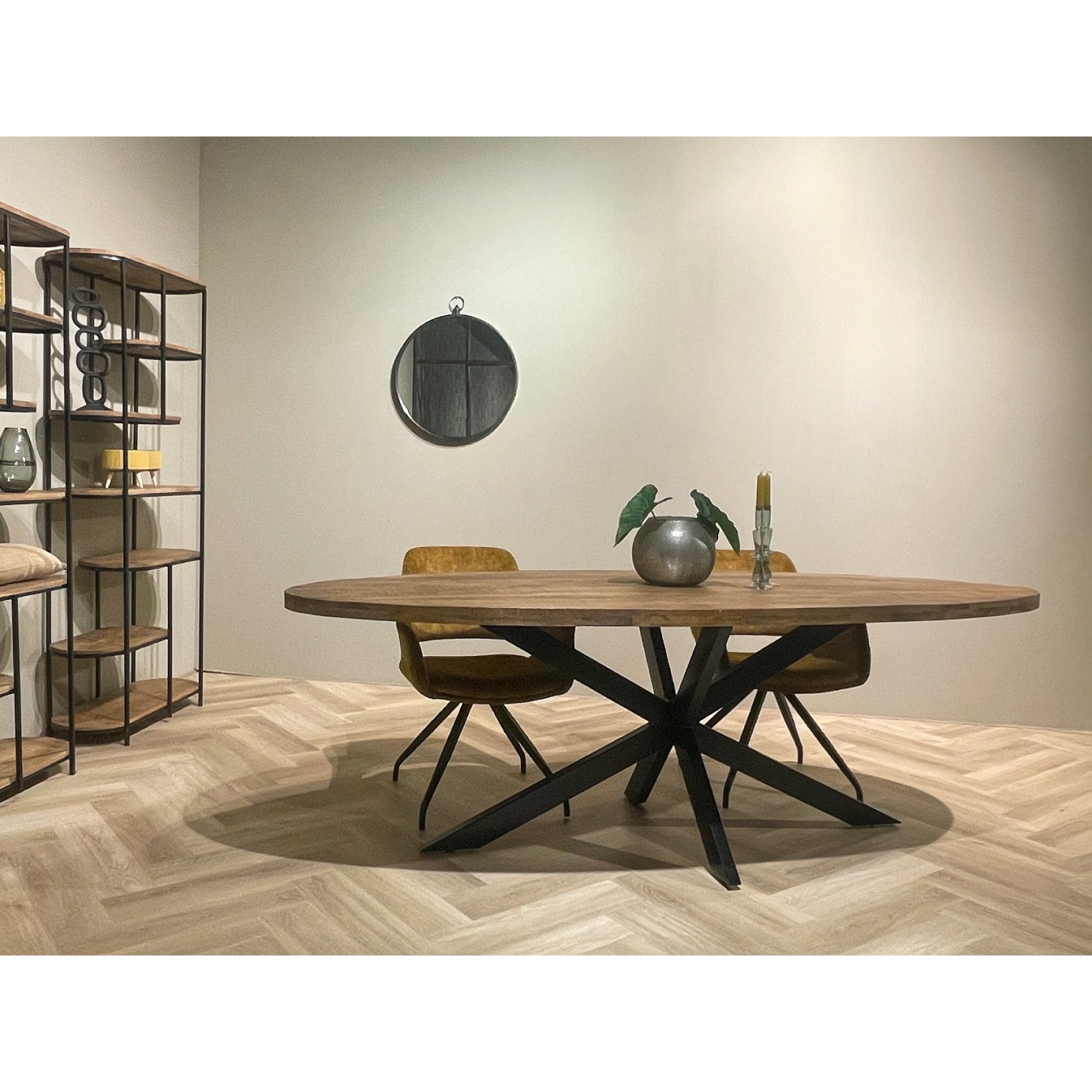 Rocky eettafel Pecan van Livingfurn, afmetingen L160cm x B90cm x H76cm
