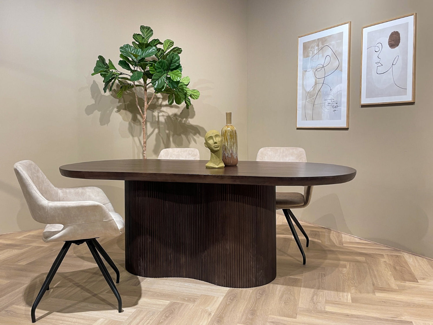 Sevilla eettafel Chestnut van Livingfurn, afmetingen L220cm x B100cm x H76cm