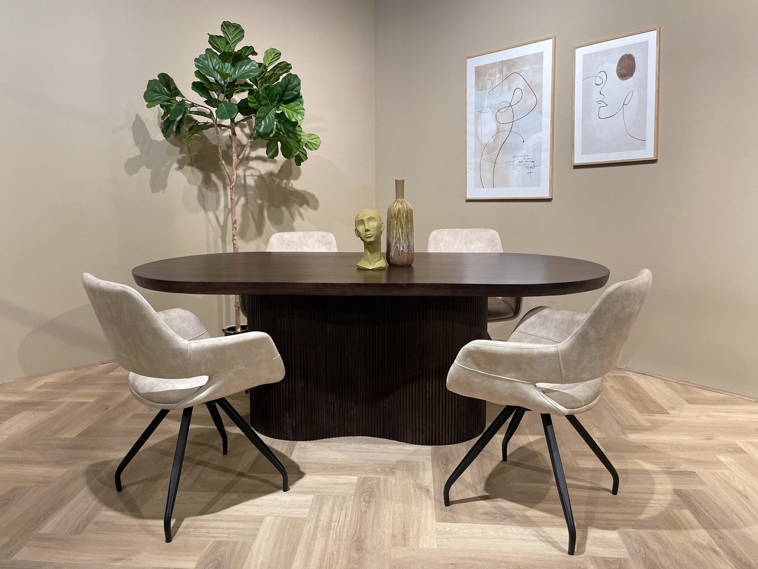 Sevilla eettafel Chestnut van Livingfurn, afmetingen L250cm x B110cm x H76cm
