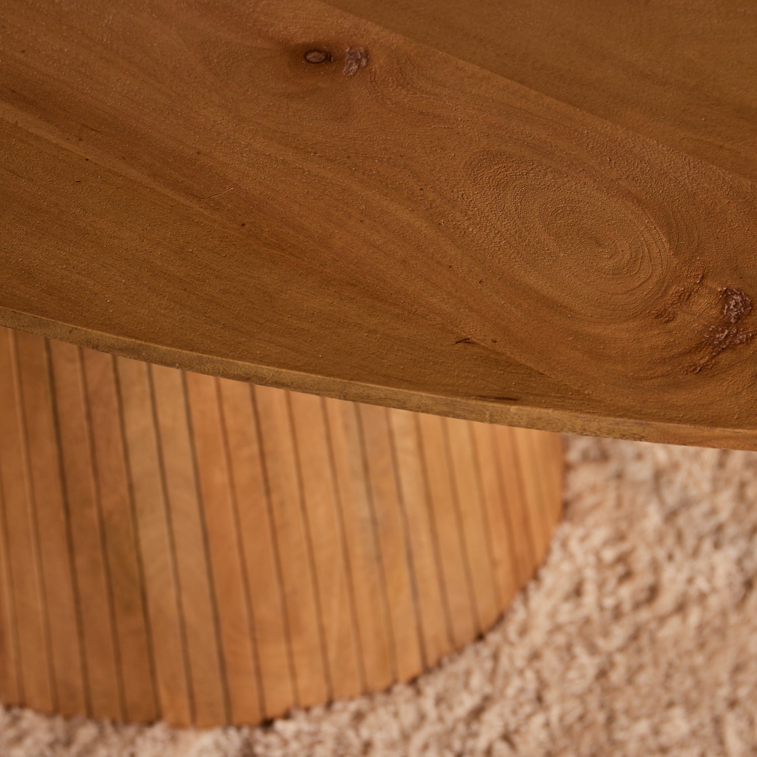 Detail van de houtnerf op het naturel afgewerkte blad van de grote Solana eettafel