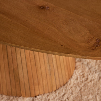 Detail van de houtnerf op het naturel afgewerkte blad van de grote Solana eettafel