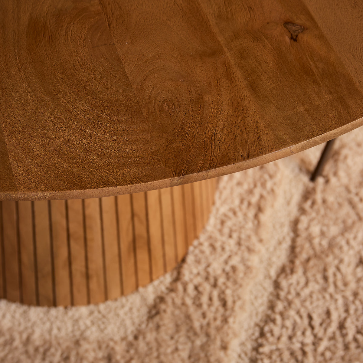 Close up van de nerf in het naturel mangohout van eettafel Solana