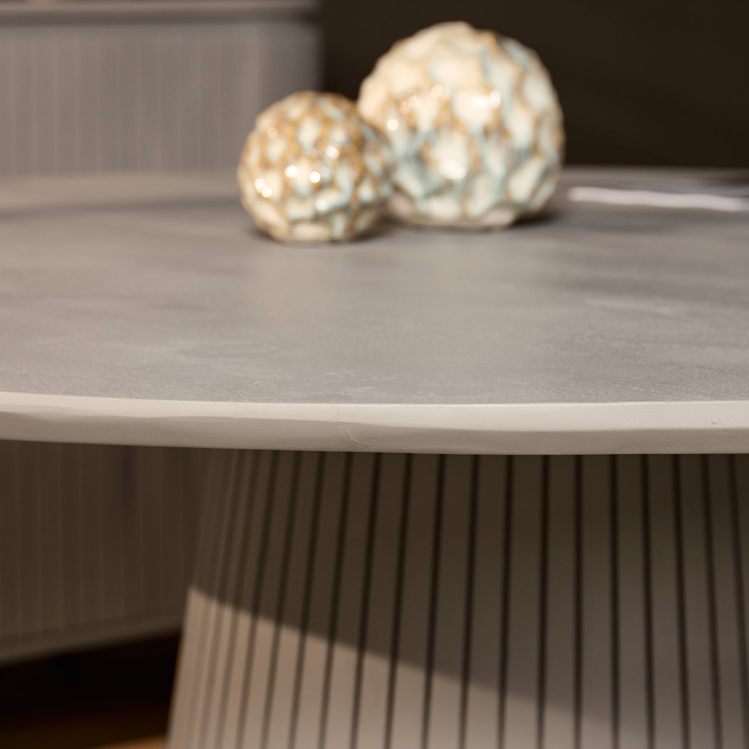 Ruime ronde eettafel Solana van Starfurn, 76 cm hoog in warme taupe tint
