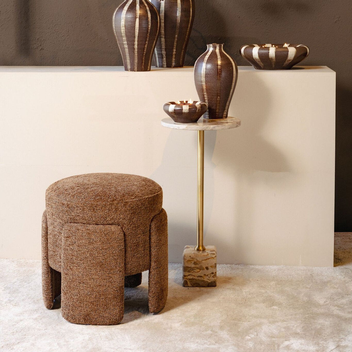 Eilan Vaas Keramiek Donkerbruin Large van PTMD, sfeerbeeld met warme styling in huis