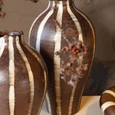 Eilan Vaas Keramiek Donkerbruin Large van PTMD, sfeervolle opstelling met andere woonaccessoires