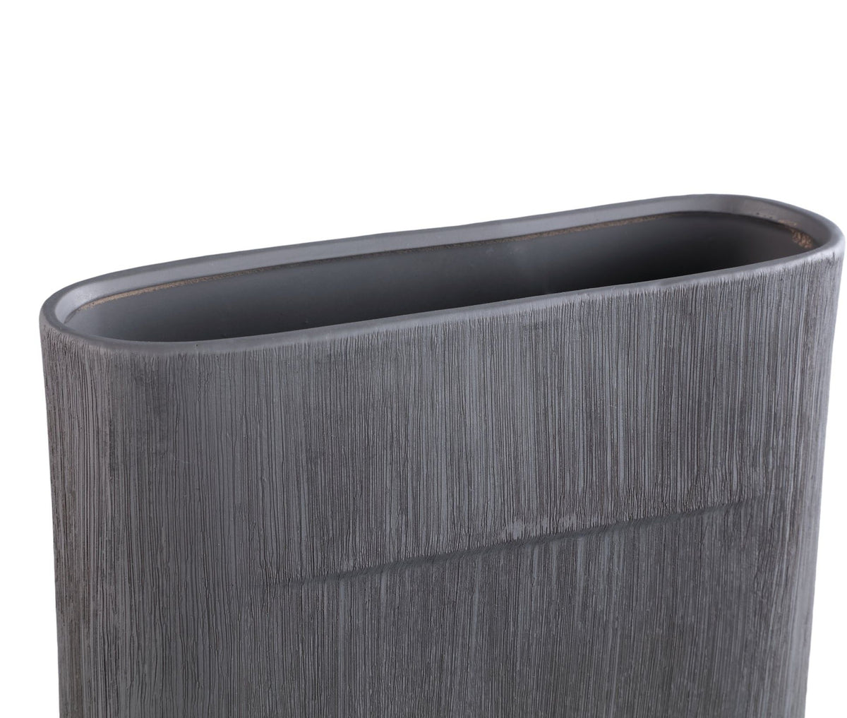 Detail van de fijne lijnenstructuur op de donkergrijze Elenia pot van PTMD