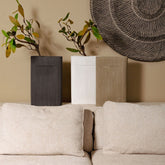 Elenia pot van PTMD gestyled in huis, witte hoge keramieken pot