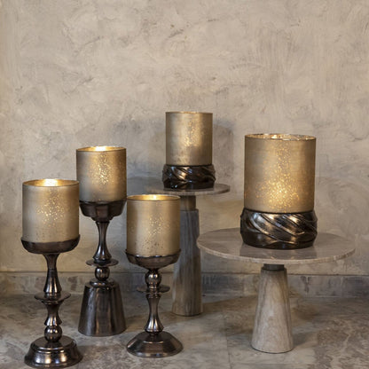 Eliviana Brass Casted Alu Stormlight Beige Glass M van PTMD, messingkleurig windlicht in een sfeervolle interieursetting
