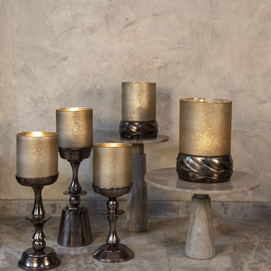 Eliviana Brass Casted Alu Stormlight Beige Glass S van PTMD, messingkleurig windlicht in een sfeervolle interieursetting