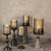 Eliviana Brass Casted Alu Stormlight Beige Glass S van PTMD, messingkleurig windlicht in een sfeervolle interieursetting