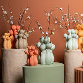 Ellodie Cream Ceramic Tulip Shaped Tulip Vase M van PTMD in een sfeervolle interieursetting
