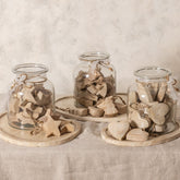 Elvera Plateau Travertin Naturel Organisch Small van PTMD, sfeerbeeld met het travertin plateau gestyled op tafel
