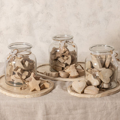 Elvera Plateau Travertin Naturel Organisch Small van PTMD, sfeerbeeld met het travertin plateau gestyled op tafel