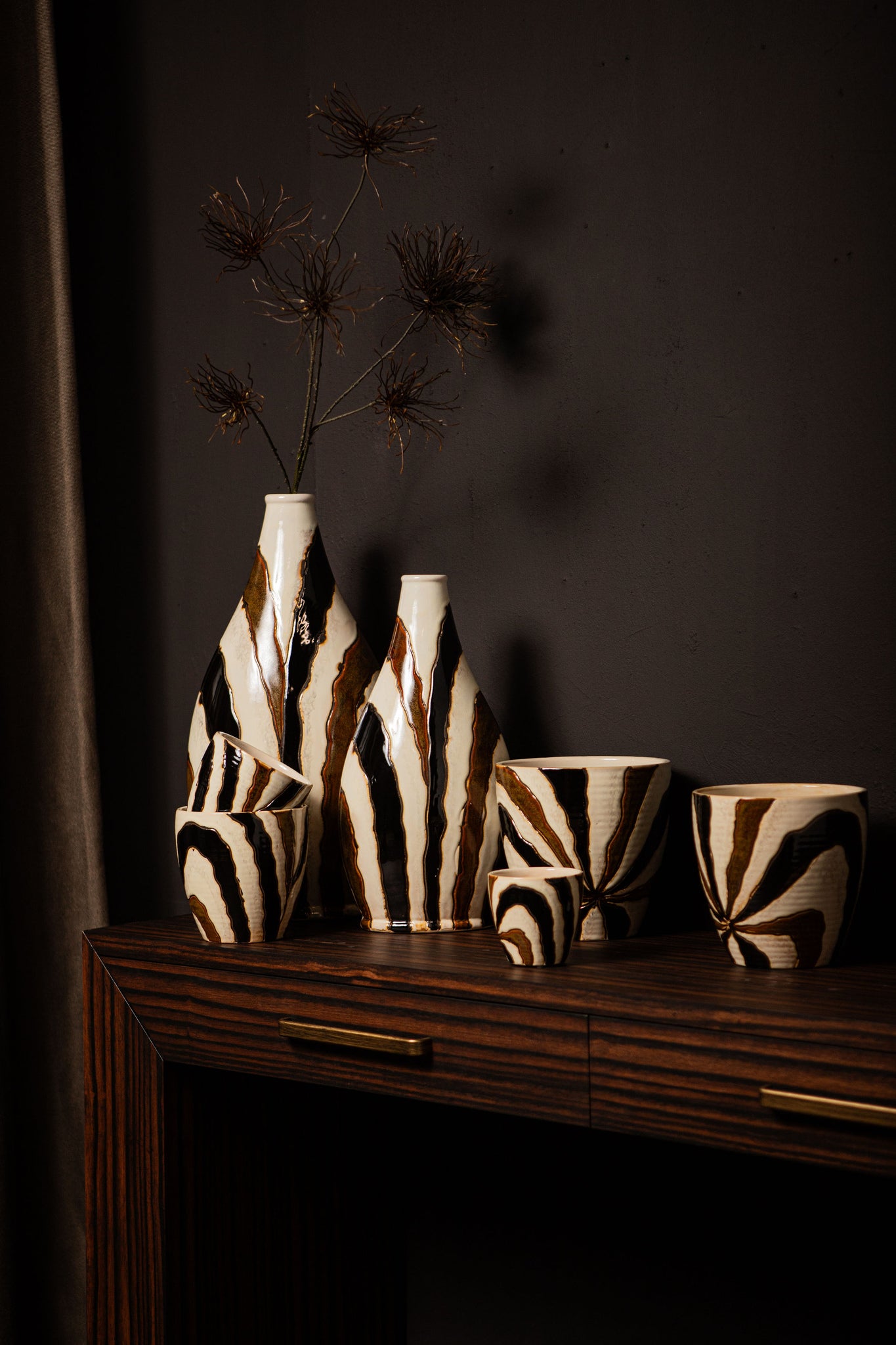 Evelin Dark Brown Oval Ceramic Vase With Lines S 23x15x44.5cm PTMD - Vaas - PTMD - livinglovely.nl